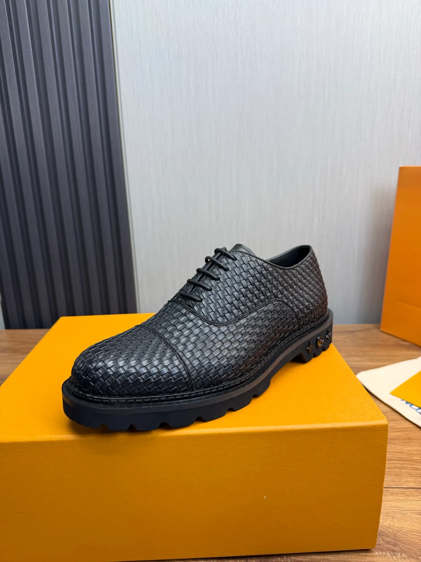 Men's shoes 💰900💰 LV. Men's casual lace-up leather shoes, the latest hot style 🔥 1:1 original purchase quality, top quality goods ⬆️The upper is imported open-edge beaded cowhide, cowhide, and cow suede. The hand-made three-dimensional stitching highlights the round toe design. The inner foot pads are all imported cowhide, with the original wear-resistant foam outsole, matching code 39-44, (38, 45 custom-made, non-refundable)